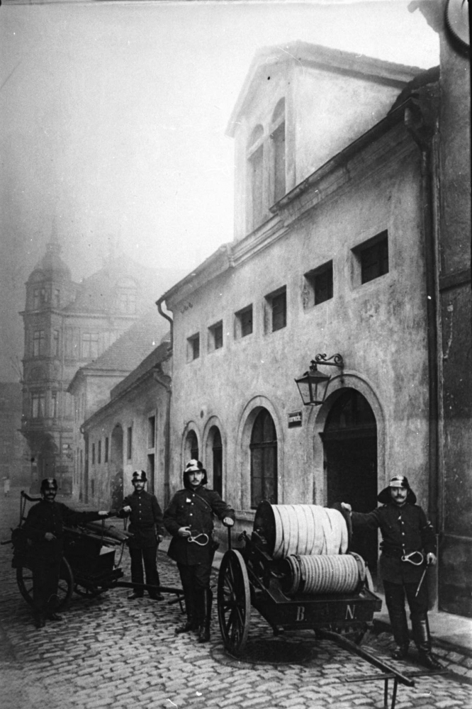 Feuerwehrleute vor den Wachräumen in der Braugasse, vor 1905